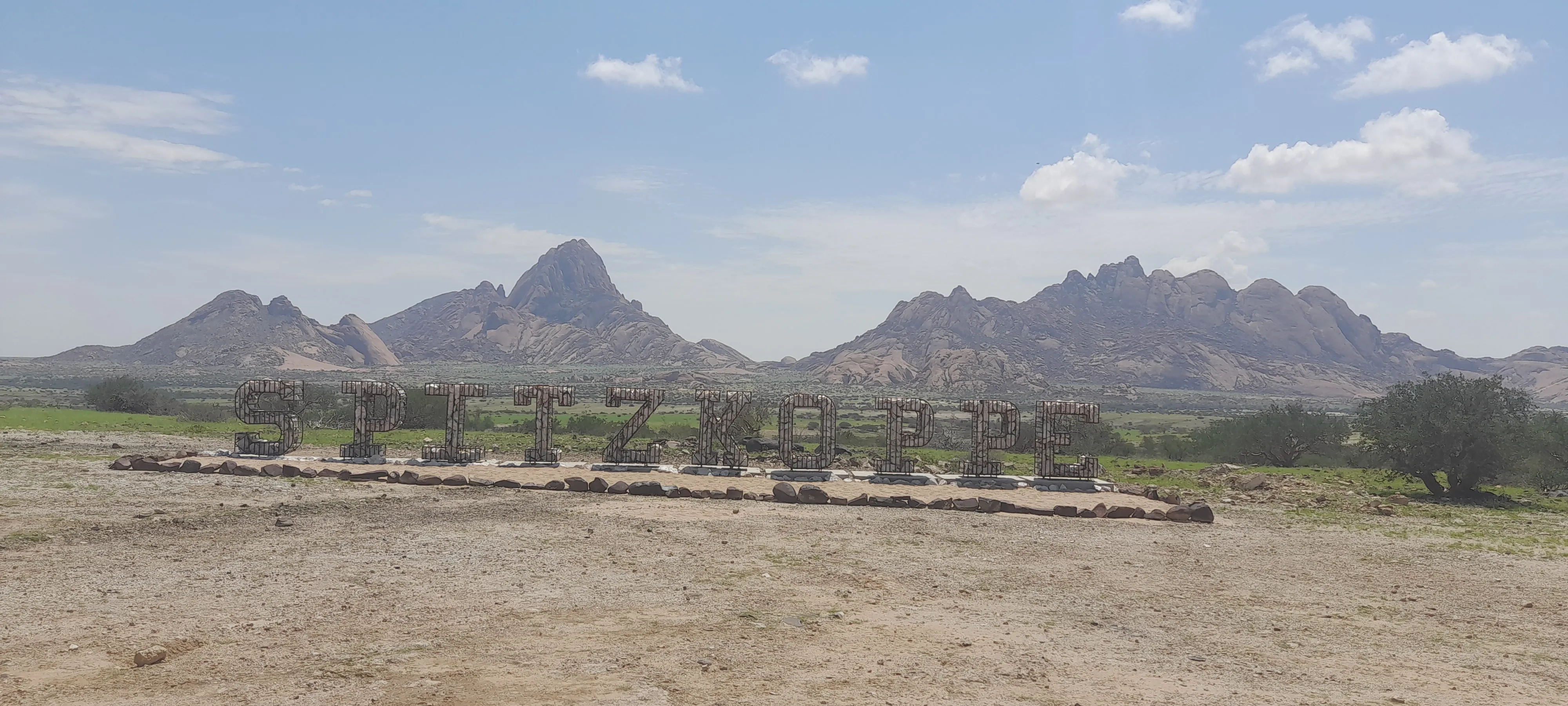 Local guide explaining Spitzkoppe history and geology